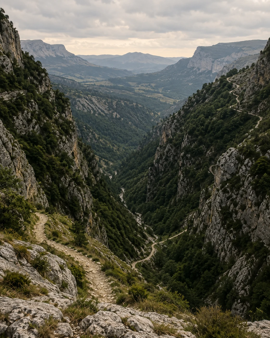 Un camino baja a un valle profundo y después vuelve a subir, como una caída y su recuperación.